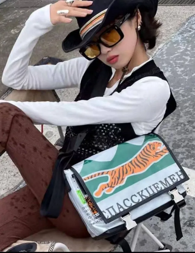 Китайский модники предпочитают сумки "СпасскЦемент"