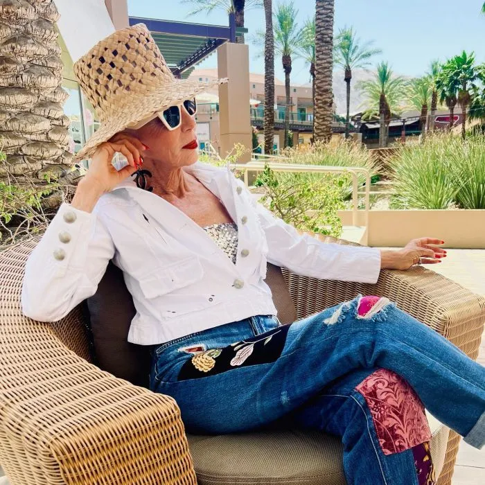 74-летнюю женщину осуждают за слишком откровенный стиль для её возраста