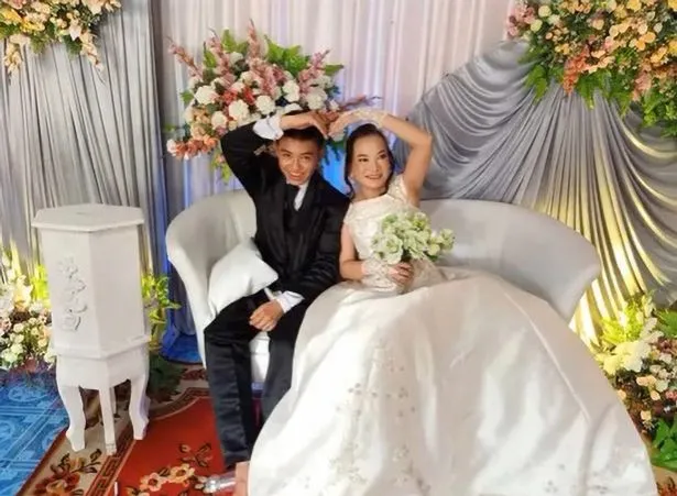 В Индонезии 16-летний школьник женился на 41-летней бизнесвумен
