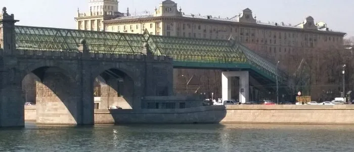 Нарочно не придумаешь: тени, сфотографированный в нужный момент