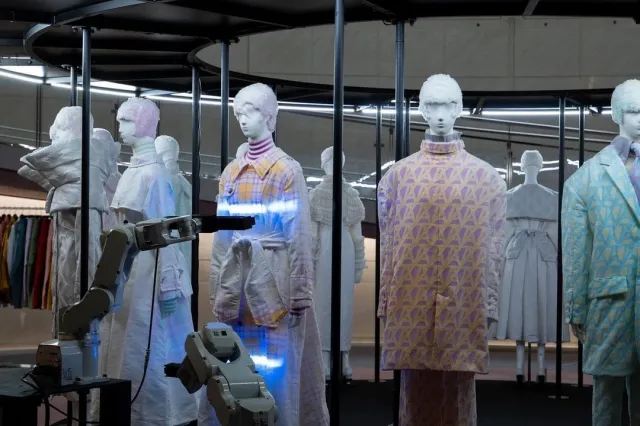 В Японии придумали одежду, которая меняет цвет под действием ультрафиолета