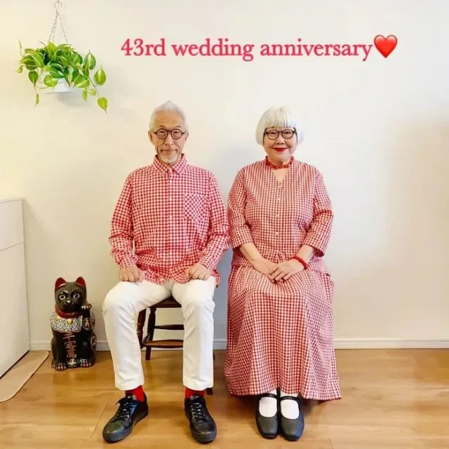 Пара, которая живет 43 года в браке, поделилась модными фото