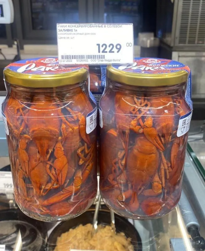 Осень... Листва опадает только у поэтов, люди хозяйственные заняты консервированием