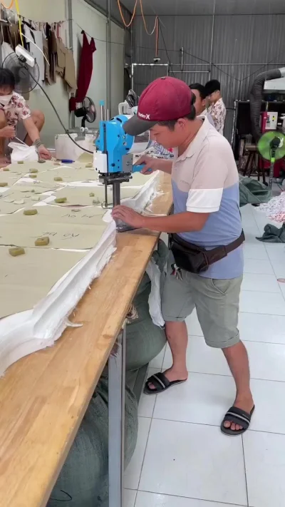 Как режут заготовки для одежды