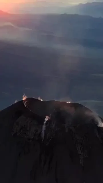 Извержение вулкана Фуэго в Гватемале, снятое на дрон