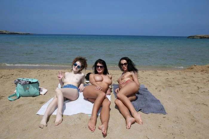 Отдыхающие девушки на пляже
