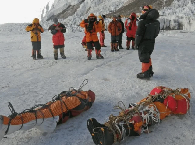 Почему люди чаще умирают при спуске с Эвереста, а не во время восхождения?