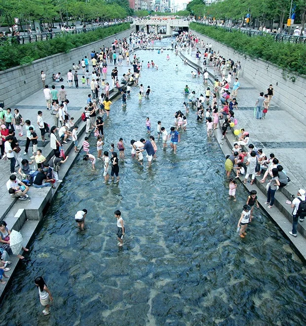 Сеульский городской оазис: как шоссе превратилось в удивительную реку в центре города