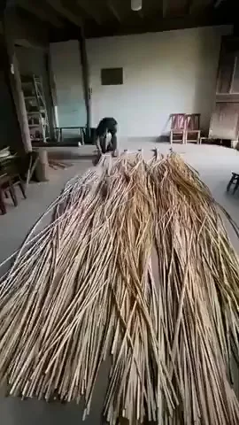 Вот как плетут бамбуковые коврики