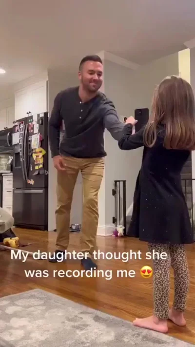 Дочка думает что снимает отца. Посмотрите на её улыбку)
