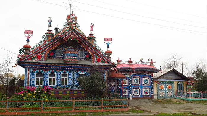 Кунарская деревня: наивные черты архитектуры в красочном доме