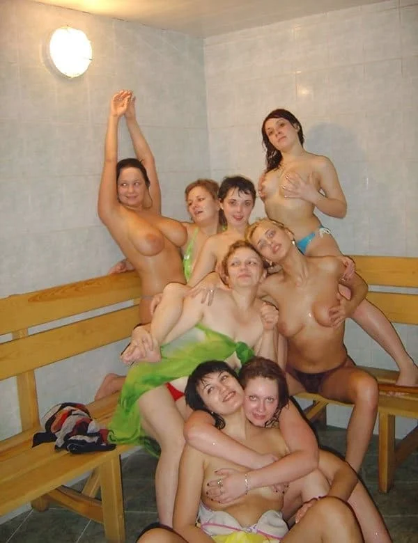 Голые женщины в русской бане⁠⁠