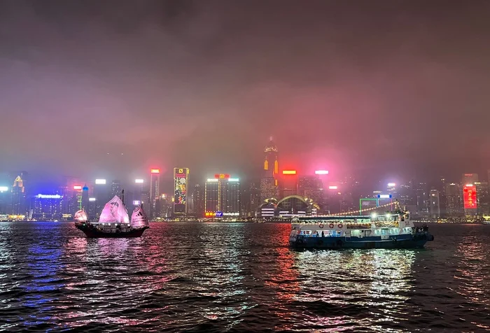 Сверкающие высотки и тени бедности: Гонконг во всей его динамике