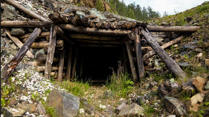 Дыра в загадке: Раскрытие тайны трех порталов в заброшенных шахтах в горах