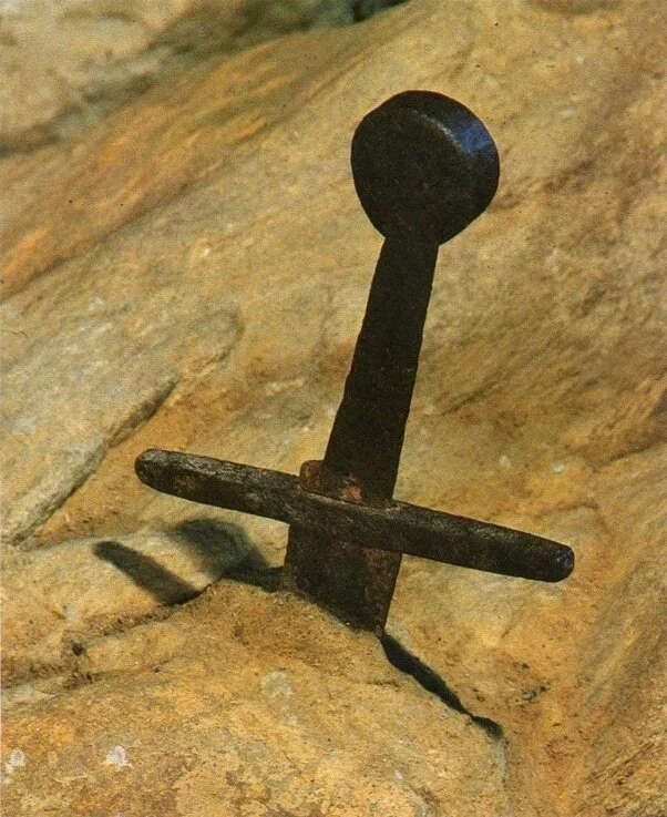 Тайны мистического клинка: История реального меча, забитого в камень, и его загадочное происхождение