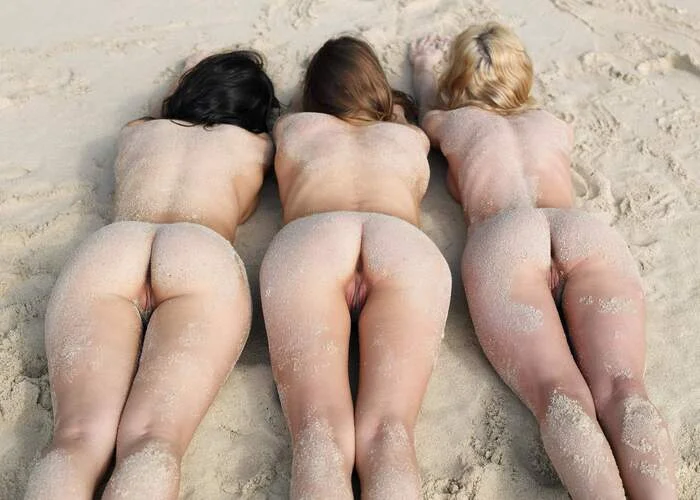 Красивые голые девушки на нудистском пляже