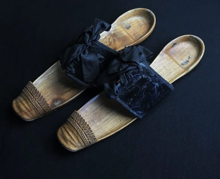 Необычная обувь из давних времен: 16 пар, не предназначенные для комфортного хождения
