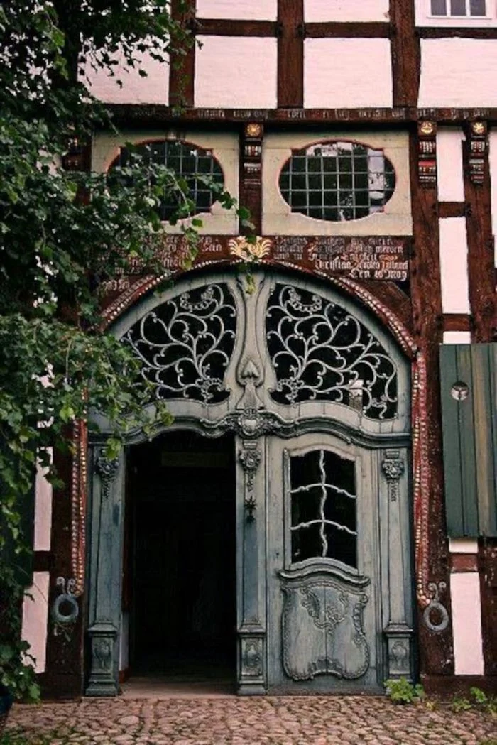 Из мира фантастики в реальность: впечатляющие двери от Матрицы до Гэндальфа