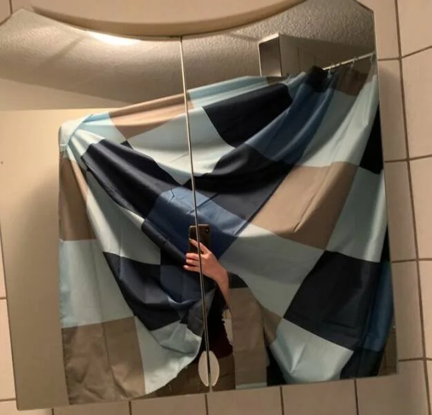 Пытаются продать зеркало