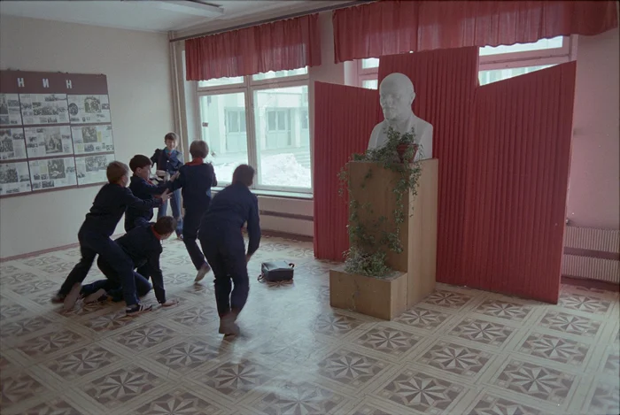 Ностальгия по школьным годам: день в жизни советских школьников на фото (1986-88 год)