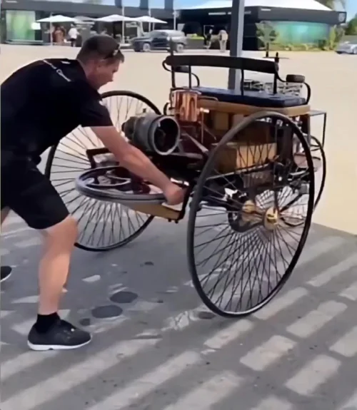 За рулем Mercedes-Benz 1886 года выпуска⁠⁠
