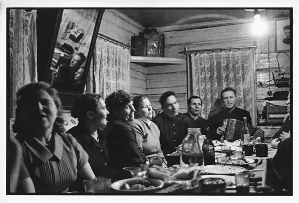 Зачем зеркала в русских избах висели так высоко?