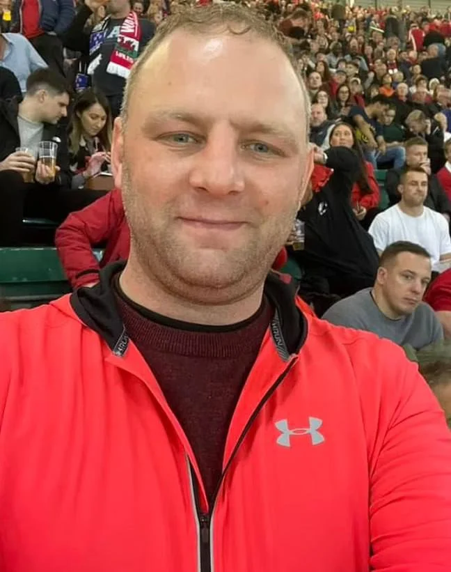 Садистка запрещала своему парню ходить в туалет, заставляла спать на полу, есть зубную пасту и носить шляпу.