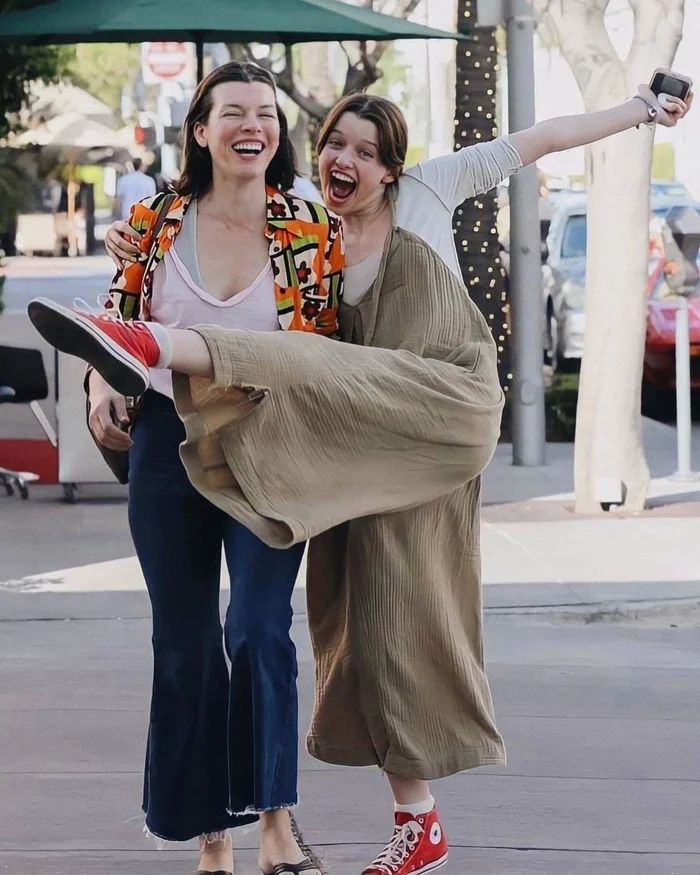 Милла Йовович и её дочь Эвер Андерсон: их реакция на папарацци