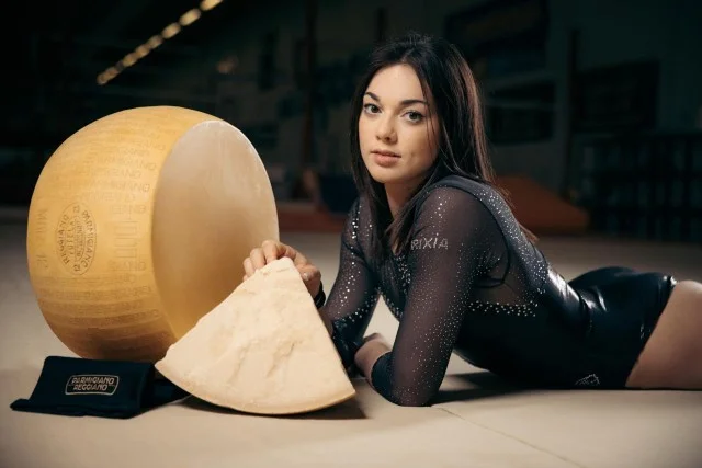 Олимпийская гимнастка Джорджия Вилла из Италии также работает амбассадором пармезана