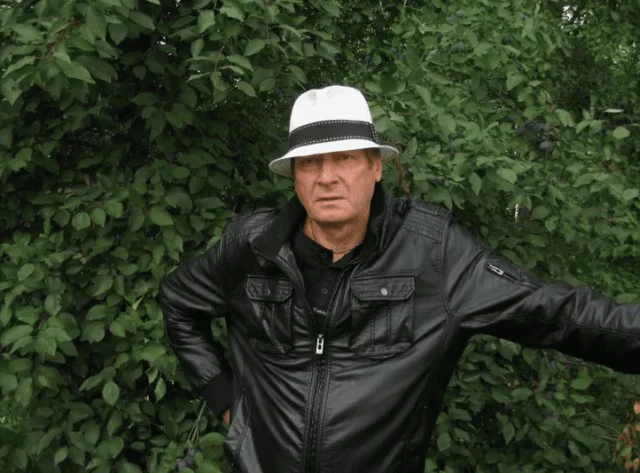 «Мечтал перепробовать максимум женщин»: мужчина 60+ о жизни после утраты жены