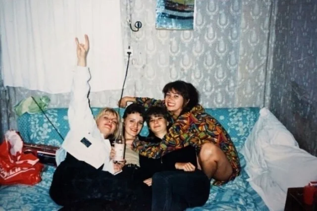 Девчата из 90-х и 00-х
