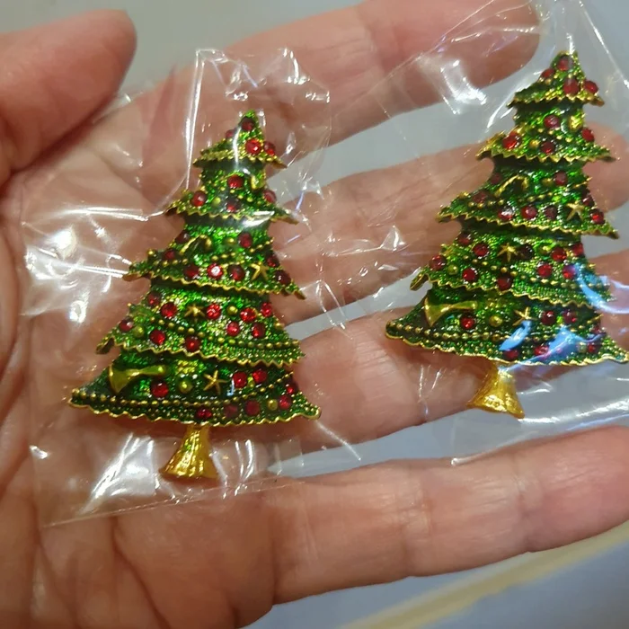 Прикольные  металлические брошки