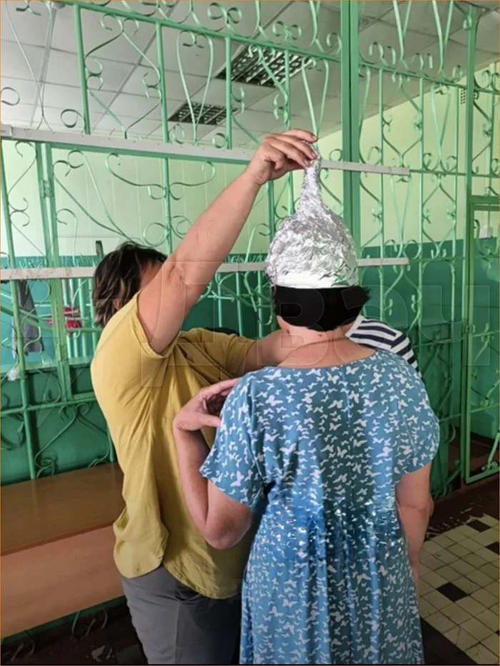 Неизвестная группа школоты устроила розыгрыш учителей, заставив их сделать фольгированные шапочки в 7 школах