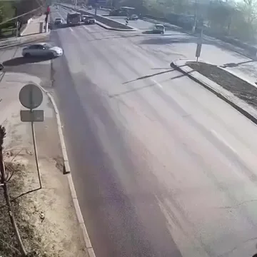 Быстрота мышления и подготовленность людей в серой машине⁠⁠