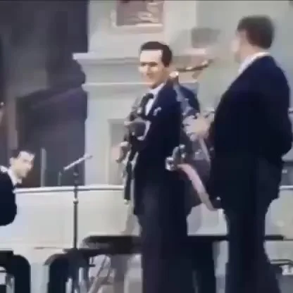 Чтобы к музыке картинка была