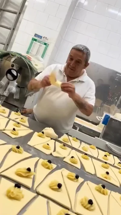 Ловкий способ быстро скрутить круассаны