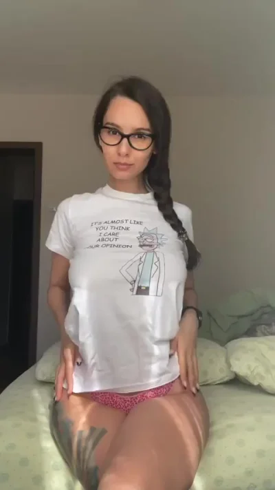 Как думаете, какая модель часов у нее? (18+)