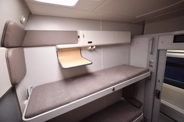 Первый купейный вагон увеличенного габарита передан РЖД