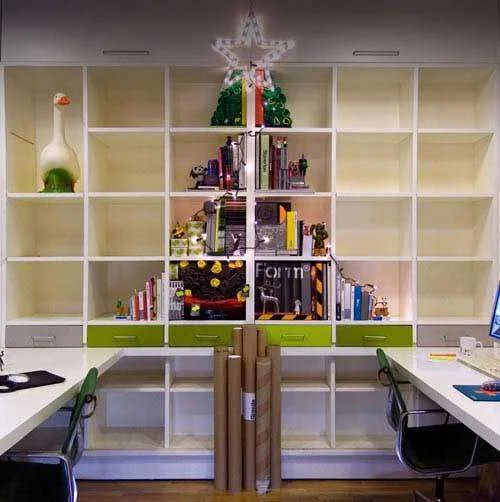 Книжные елки: стильные идеи для новогоднего декора