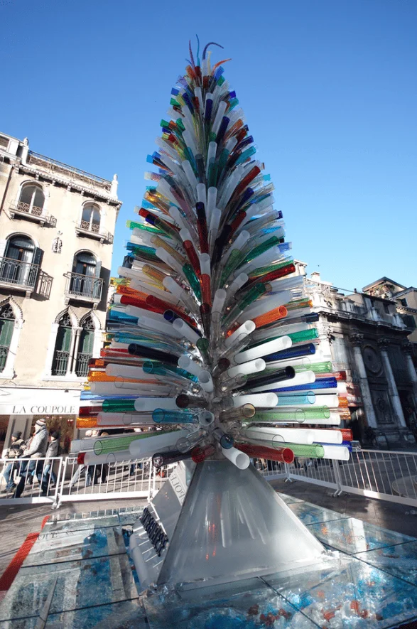 Самые странные новогодние ёлки: 15 примеров со всего света