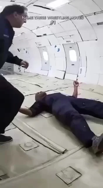 Как выглядят приёмы из рестлинга в невесомости