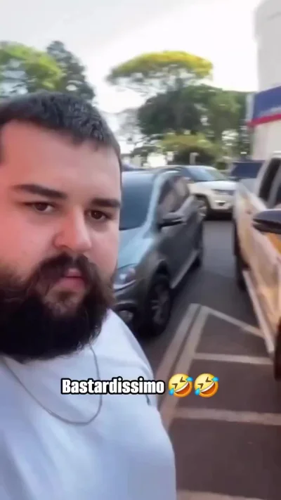 Мужик шугает хрустов на мотоциклах