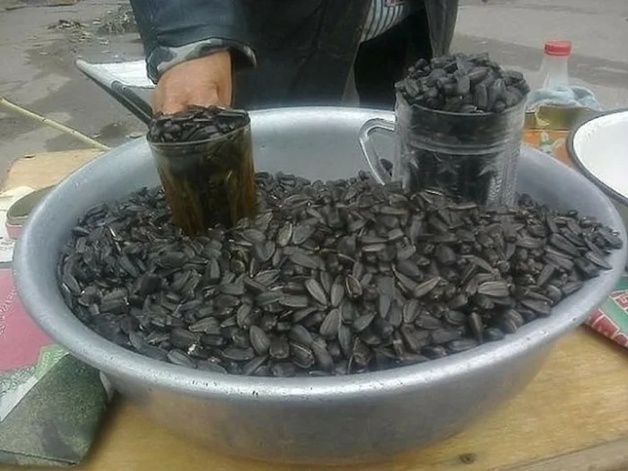 — В карман или в кулёк? — В кулёк, бабушка. — Тогда держи побольше!