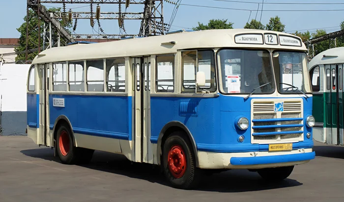 Тот самый автобус из детства: звон стеклянных бутылок, крены на поворотах и весёлая задняя площадка