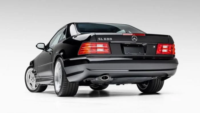 На продажу выставлен Mercedes-Benz SL600 2001 года в идеальном состоянии