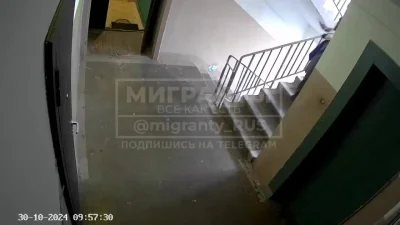 Замотанный имитатор уборщицы усердно делает вид, что занят уборкой подъезда