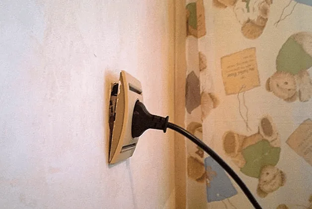 Горящие розетки: в чем причина и почему защита не спасает?