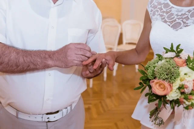 «Власть над молодым телом»: мужчина 46 лет объяснил выбор молодой супруги