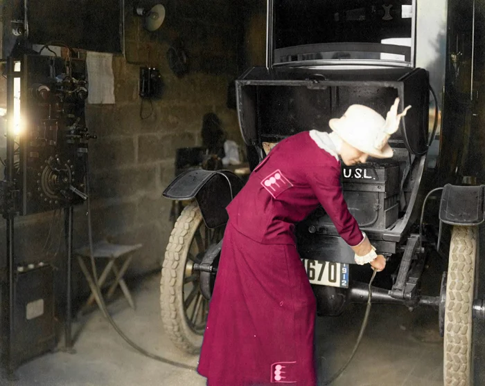 Автомобильная история в цвете: 20 редких и забавных снимков ХХ века