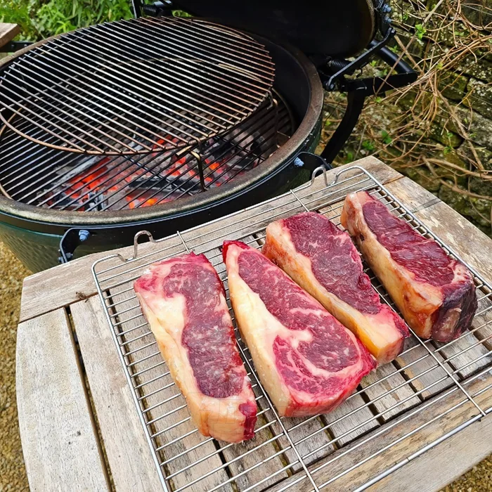 Какой-то мужик готовит мясо